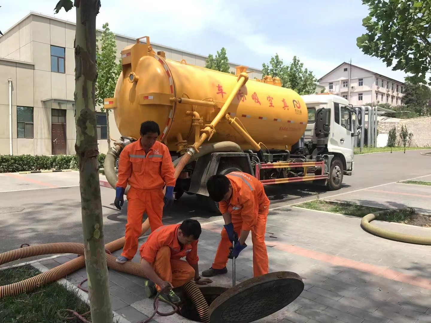 富拉尔基化粪池清理与5-8吨吸粪车施工效率分析